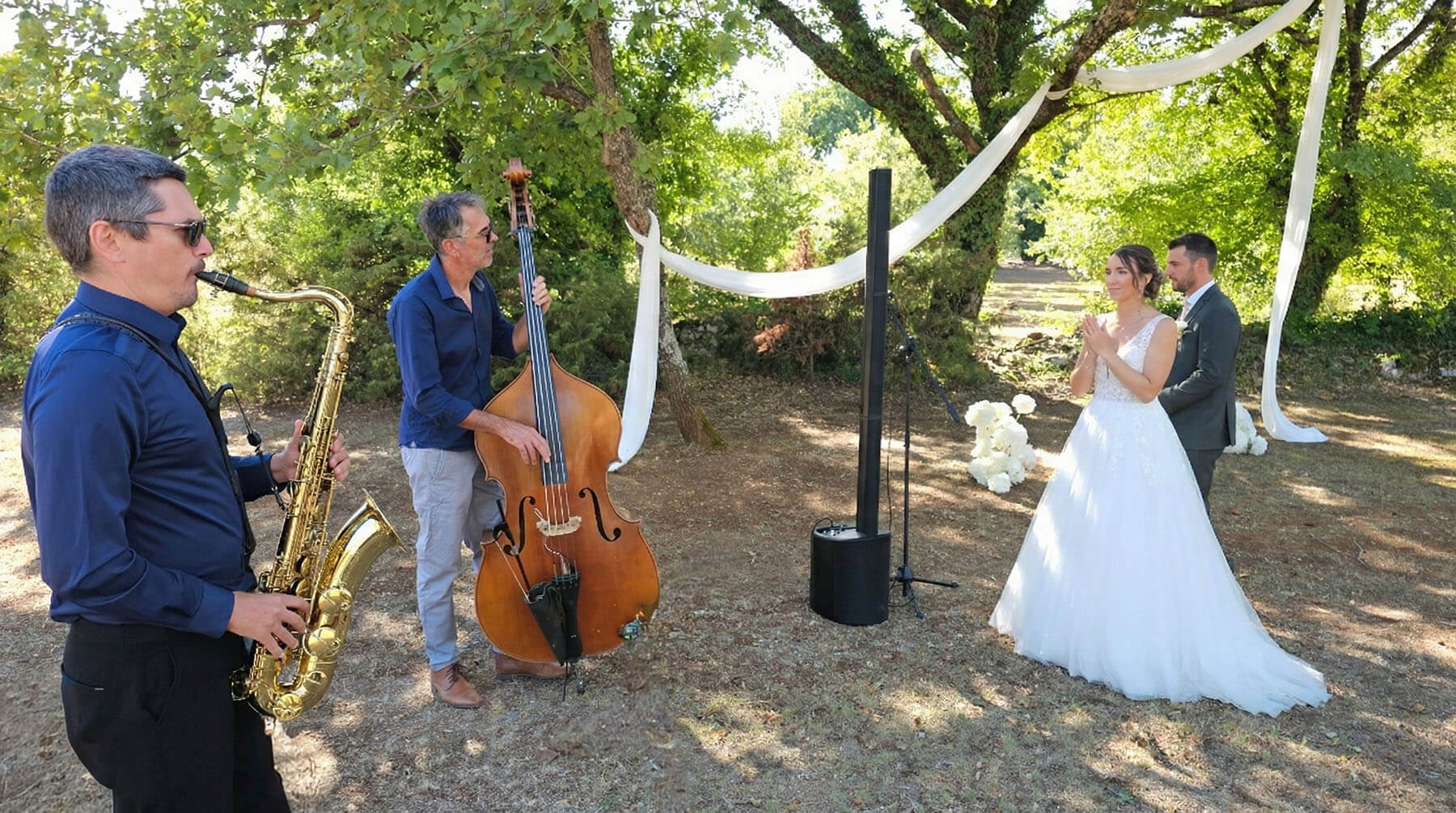 Trio de jazz jouant pour les mariés lors d'une cérémonie laïque en extérieur