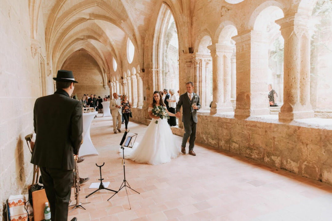 Newly married couple joining their cocktail reception with live jazz music
