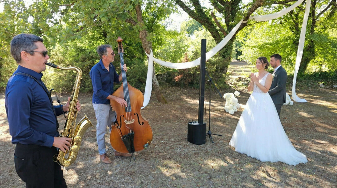 Double bass player and saxophonist performing during a wedding ceremony near Avignon