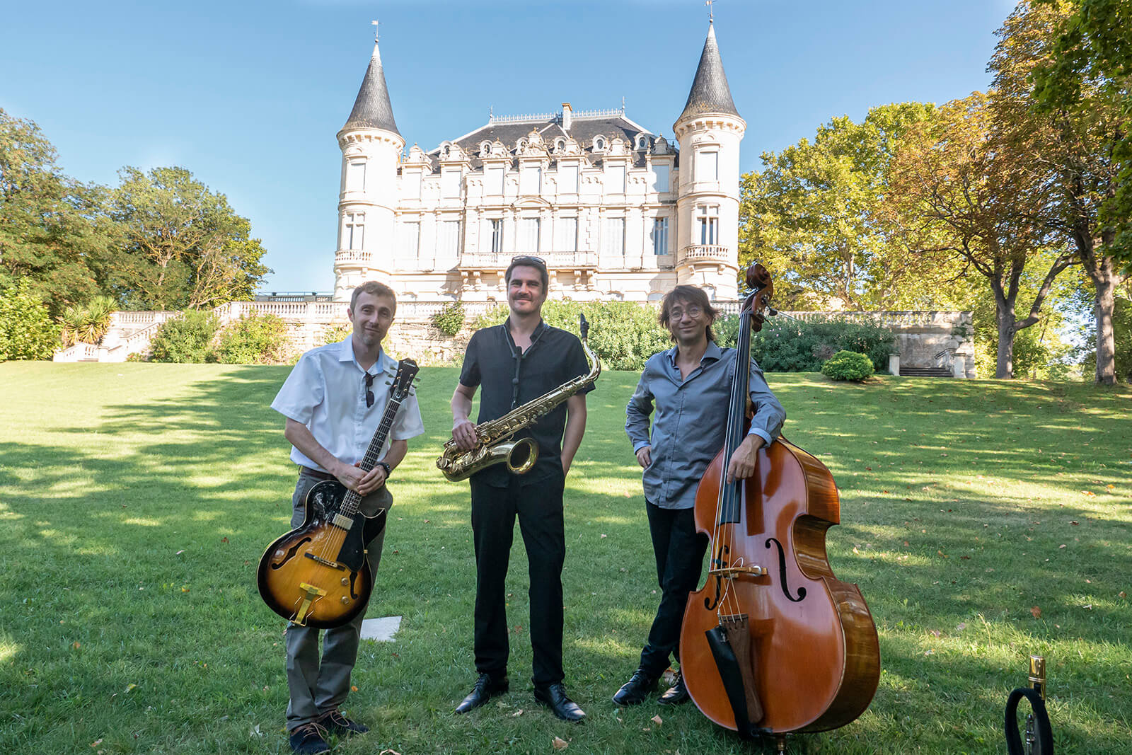 Jazz trio with guitar, double bass and saxophone performing at a wedding venue in Provence